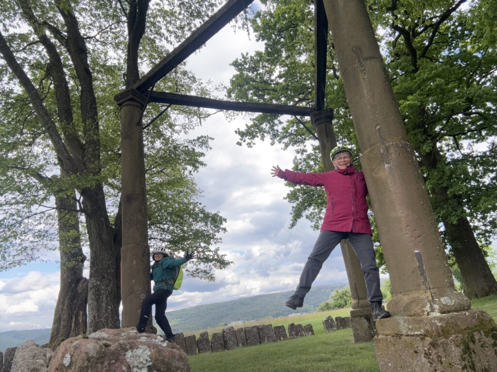 Antje und Frauke hängen am Beerfelder Galgen